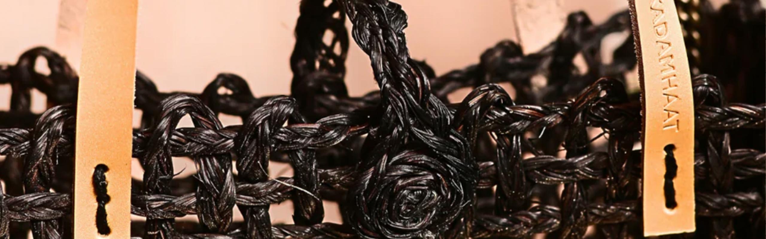 Handgefertigte Sabai Mesh Mini-Tasche, schwarz-gold