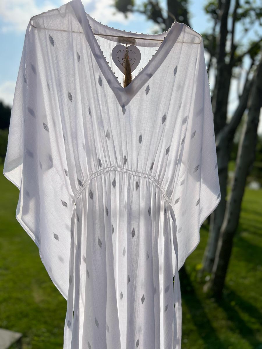 Bild von einem weißen Baumwollkleid mit Stickereien